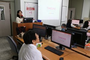 學習者可透過電腦教室的廣播系統觀看講師的操作步驟，配合講師的口述說明，可以更加了解如何進行操作PPT動畫效果設計。