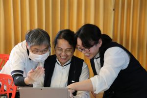 實體場與會者互相幫忙解決困難,一同學習和交流數位知識,提升科技在教學上的應用。